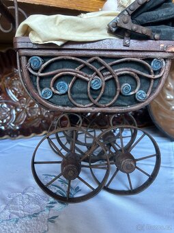 Sběratelský komplet – kočárek + porcelánová panenka - 14