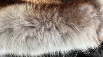 Zimní kabát s kožešinovým límcem - 14