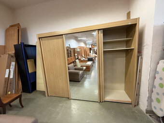 Třídveřová velká šatní skříň s posuvnými dveřmi - 14