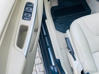 Volvo XC60 2.4D5 4x4 MANUÁL FACELIFT KŮŽE NAVI SENZORY - 14
