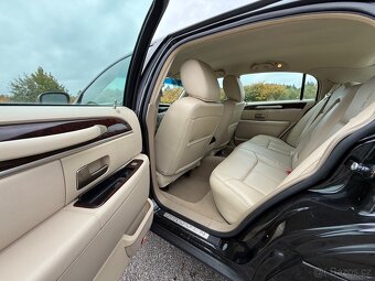 2011 Lincoln Town Car Signature Limited - 14
