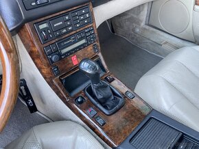 Mercedes-Benz R129 300 SL – Ikona stylu a inženýrství z prvn - 14
