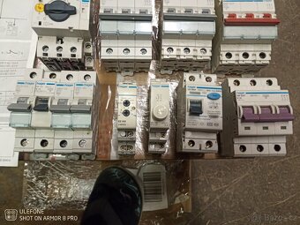 Jističe vypínače kontrolky stykače svodič - 14