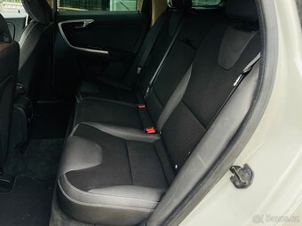 Volvo XC60 2.4D 5VÁLEC 120KW 4x4 MANUÁL NAVI KAMERA TAŽNÉ - 14