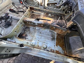 BMW E23 karoserie na kolech + díly - 14