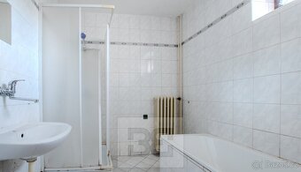 Prodej prostorného rodinného domu se zahradou a stodolou se  - 14