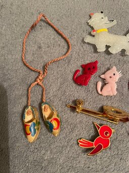 Sbírka připínátek, figurek a odznaků - 14