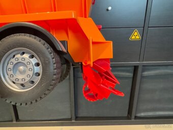 Bruder Mercedes Benz sypač s pluhem - 14