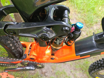 Zánovní našlapané karbonové full 29" kolo TREK, rám 17"(M) - 14