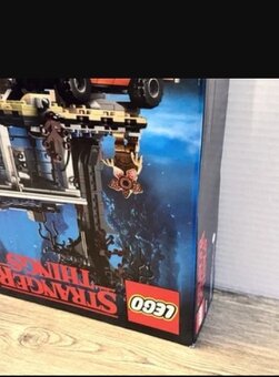 LEGO Stranger Things 75810 Upside Down - 14