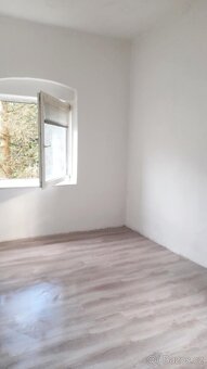 Byt 3+kk v prvním patře vesnického domu se zahradou - 14