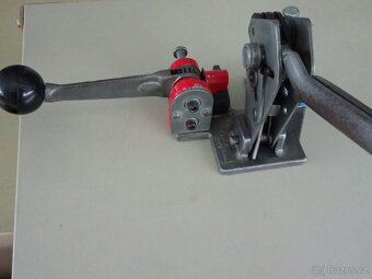 Ruční páskovačka s vozíkem a páskou se sponami - 14