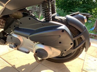 Aprilia SR MAX 300 - 14