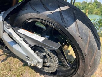 Suzuki GSR 600 - 14