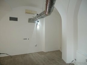 Pronájem obchodního prostoru 127m2 v centru města - 14