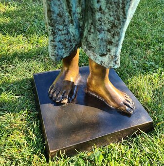 Bronzová socha-Dívka s jablky-kolorovaná-UNIKÁT - 14