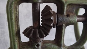 Velmi starý kupecký mlýnek IDEAL s rumpálem DOPRAVA 0,- - 14