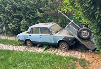 Prodám Lada VAZ 2105 upravená + kastle + díly - 14