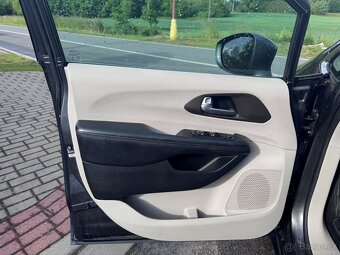 Chrysler Pacifica 3,6 RU Touring L 8 míst 2017 - 14