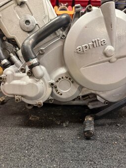 Aprillia/BMW - motor Rotax 650 - 14