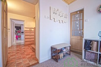 Prodej rodinného domu se zahradou + garáží a stavební parcel - 14