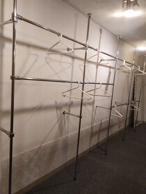 Prodám zařízení z obchodu s oděvy (stojany, štendry, světla) - 14