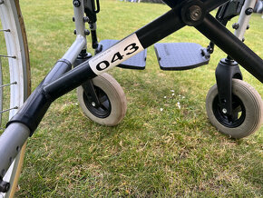 Meyra mechanický invalidní vozík 43cm bržděný - 14