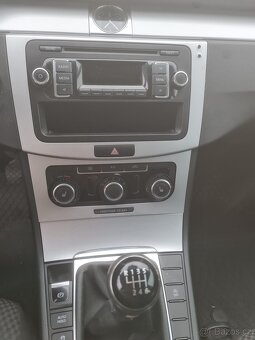 VW Passat 1.6TDI kombi, 77kW, 4/2013, servisní knížka - 14