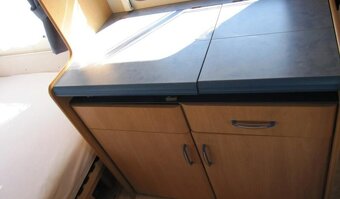 Prodám karavan Hobby 400 sf,r.v.1998 + mover + předstan. - 14