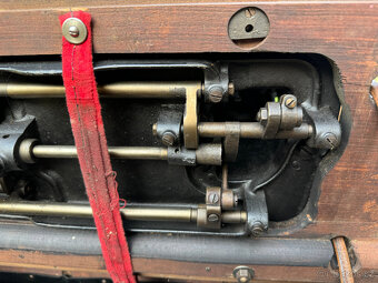 Robustní litinový šicí stroj Gritzner „V“ z roku 1920 - 14