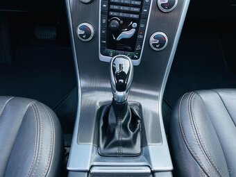 Volvo XC60 2.4D5 4x4 AUT SUMMUM KAMERA TAŽNÉ SERVISKA - 14