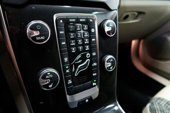 Volvo V40 T2 90kW, A/T, MOMENTUM, ZÁRUKA, VÝHŘEV - 14