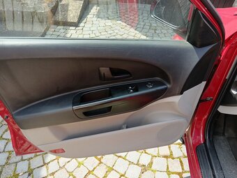 KIA CEED SW rok 2010 - 14