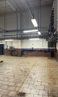 Pronájem haly cca 810m2 včetně kanceláří u metra Hůrka Praha - 14