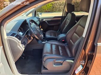 Touran 2.0TDI 130kW DSG,Highline,webasto,tažné,kamera,xenon - 14