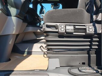 Scania R 320 4x2 včetně plachtové nástavby a hydr. čela - 14
