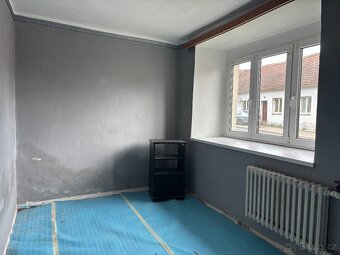 🏡 Prodej dvou rodinných domů s dvorkem a garážemi – Skočice - 14