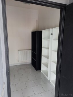 Prosklená prodejna se skladem v Kolíně - 14