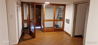 Pronájem bytu 2+kk (49m2) se zahradou a parkováním. - 14