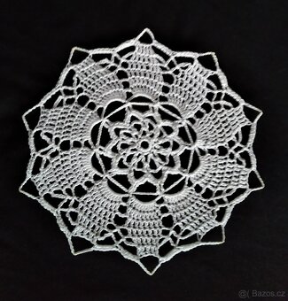 Malé ručně háčkované naškrobené bavlněné dečky - 14