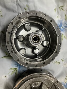 Jawa 50 pio 555/05/20/21/23 středy kol a štíty brzd - 14