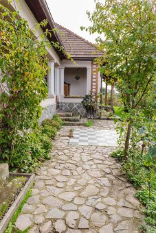 Sebestačný vidiecky statoks viacerými stavbami - 14