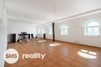 Obchodní dům s panoramatickým výtahem přímo na náměstí - 14