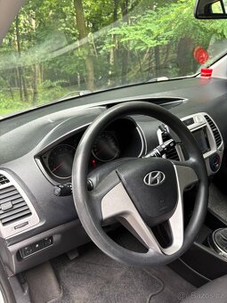 Hyundai i20, r. 2010, 1.2i – spolehlivý a úsporný vůz - 14