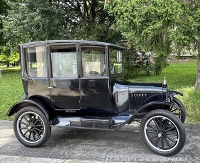 1922 Ford Model T Luxury Sedan - 14