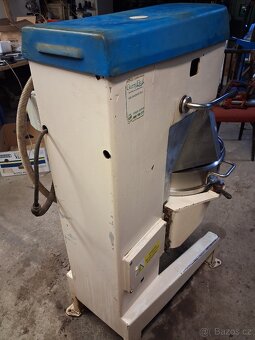 Prodám robot, hnětač 40L, lze řadit rychlosti za provozu - 14