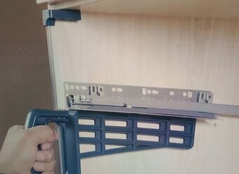 Magnetický přípravek pro vrtání pojezdů šuplíků do skříněk - 14