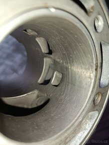 Válec ČZ 125/519 nebo vodítka řetězu za levý kluzák - 14
