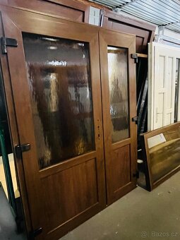 KRÁSNÉ 6TI KOMOROVÉ PLASTOVÉ DVOUKŘÍDLÉ VCHODOVÉ DVEŘE OŘECH - 14