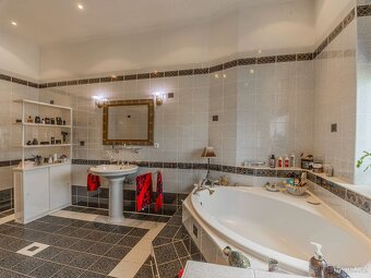 Prodej celopodlažního bytu 4+1 (162 m²) + sklep cca 9 m², Ur - 14